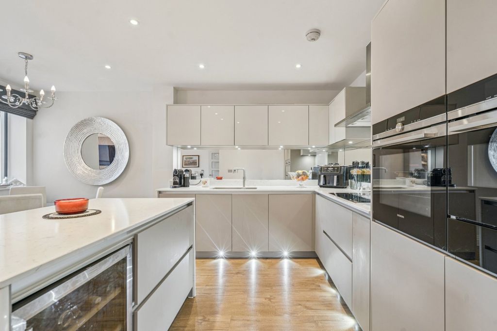 Additional image 4 of 3 bed flat for saleSouth Park Crescent, Gerrards Cross, Buckinghamshire SL9
