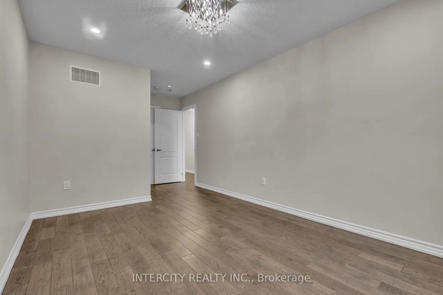 Additional image 19 of 45 Roulette Crescent