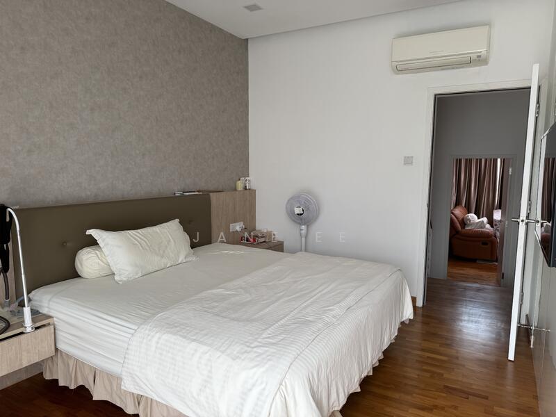 Additional image 17 of Burgundy Crescent