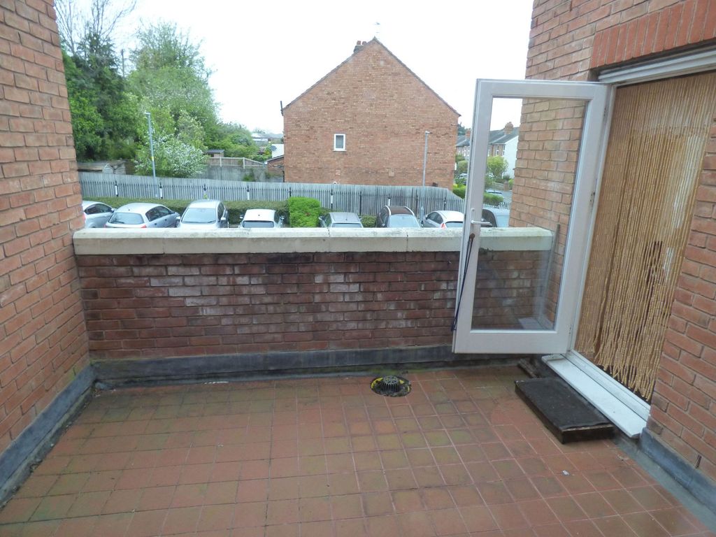 2 bed flat for saleWorcester Road, Malvern, Worcestershire. WR14 photo 2