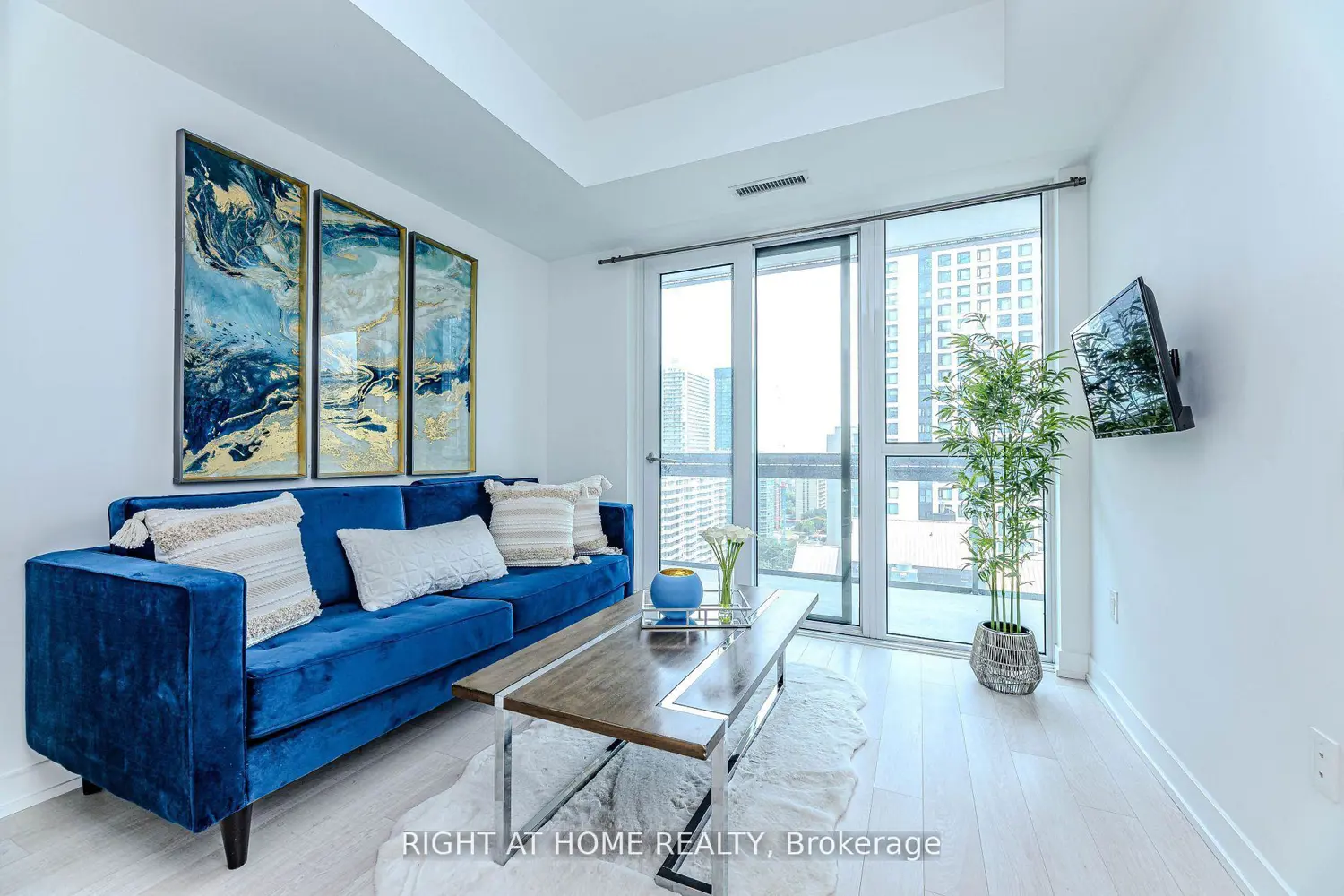 39 Roehampton Avenue 1301