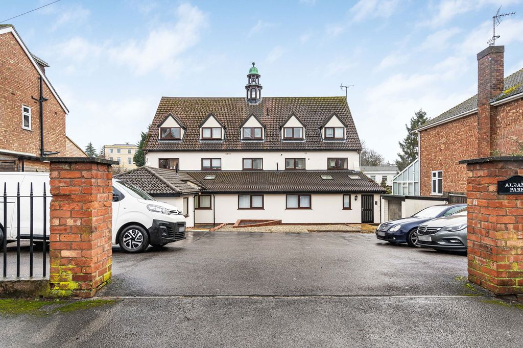 2 bed flat for saleAlbany Road, Cheltenham GL50