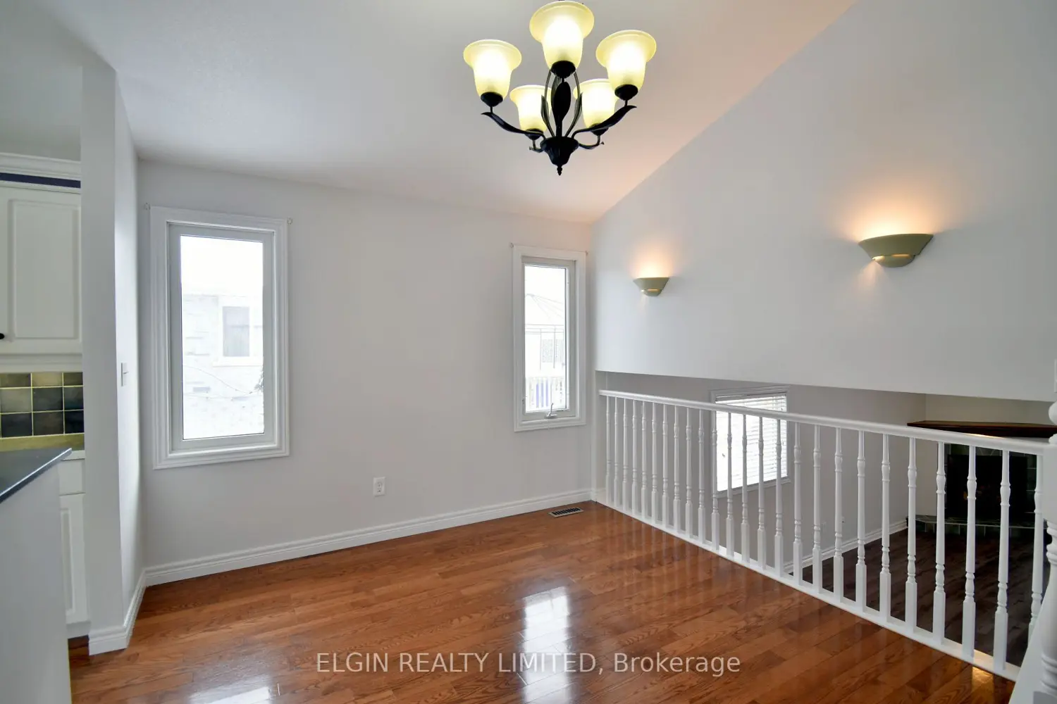 578 Wellington Street photo 4