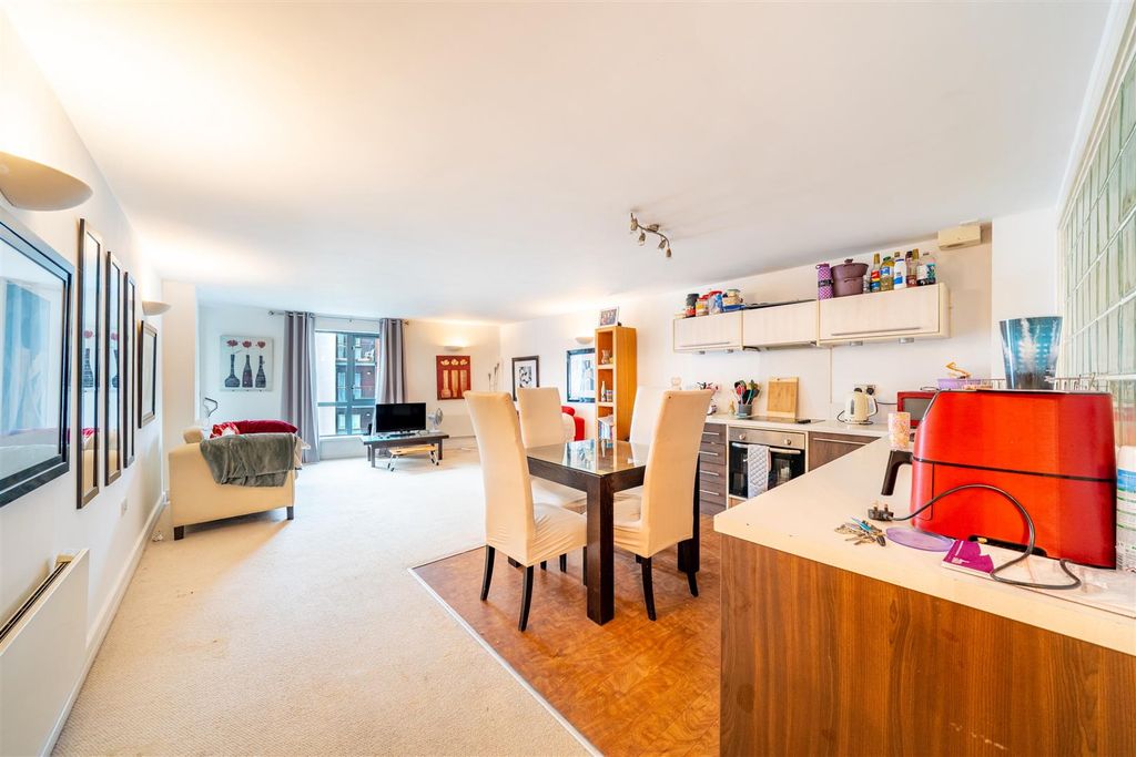 2 bed flat for saleThe Arena, Standard Hill, Nottingham NG1 photo 2