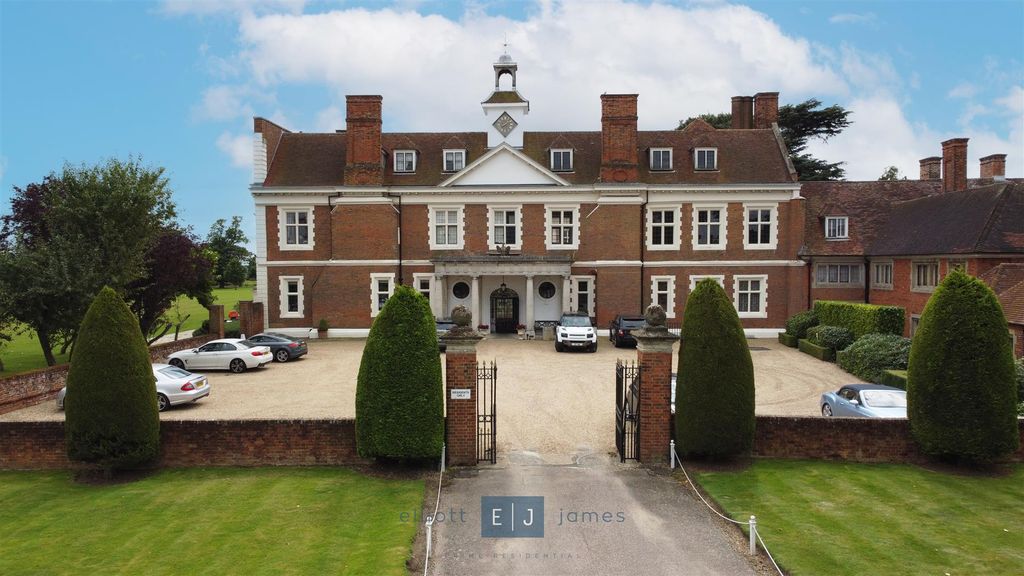 4 bed flat for saleHill Hall, Theydon Mount, Epping CM16 photo 5