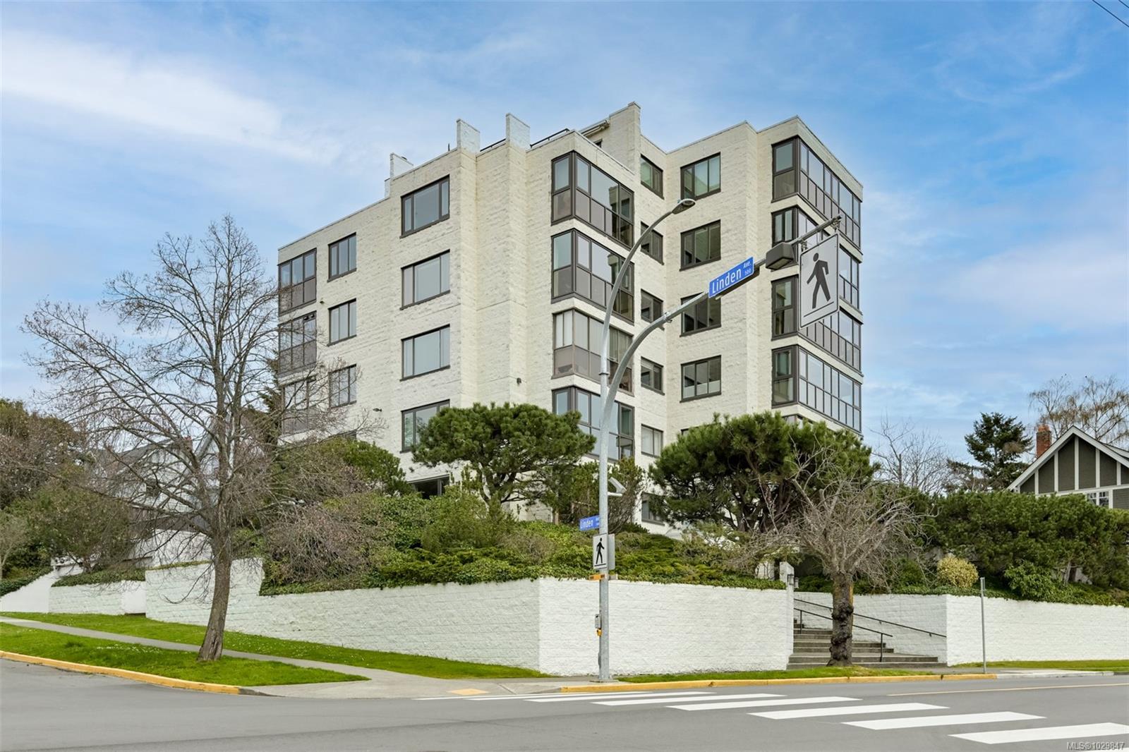401-1204 Fairfield Road, Victoria, BC, V8V 3B2