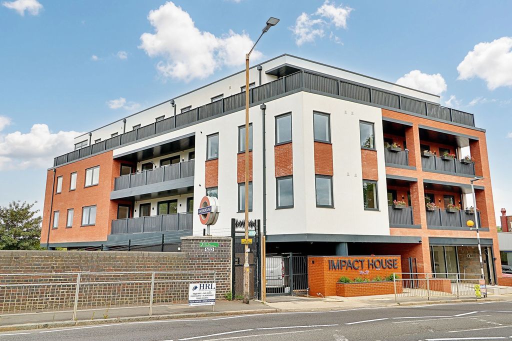 3 bed penthouse for saleHigh Road, Chigwell IG7