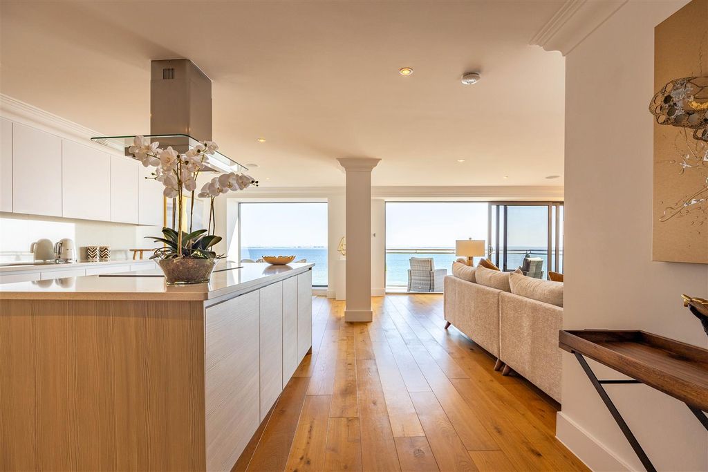 2 bed flat for saleThe Shore, Chalkwell SS0 photo 5