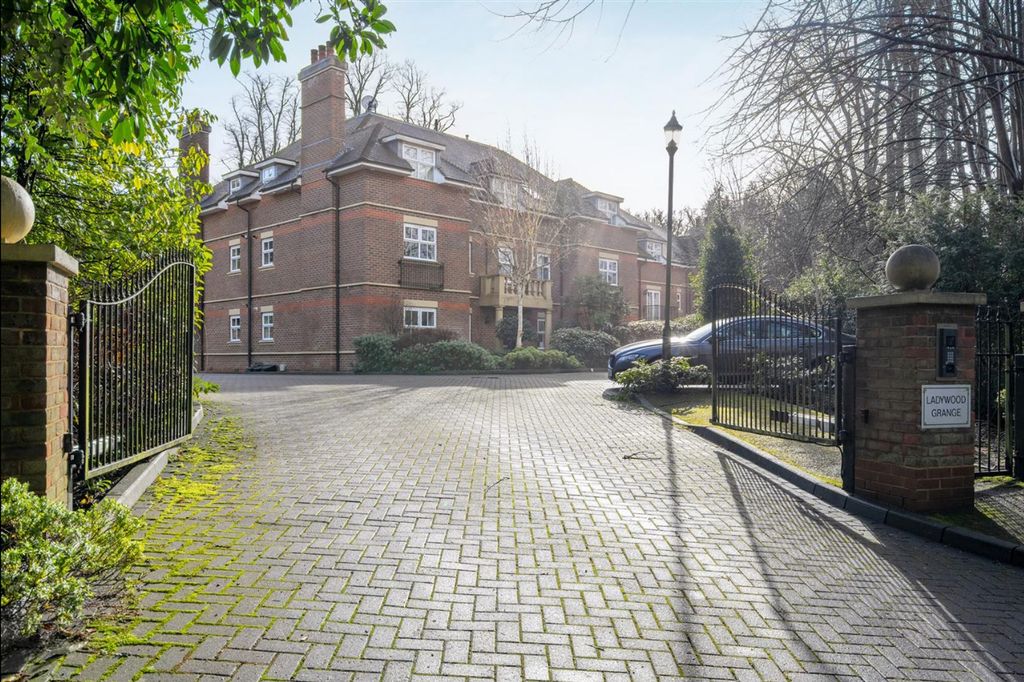 2 bed flat for saleLadywood Grange, Sunningdale SL5