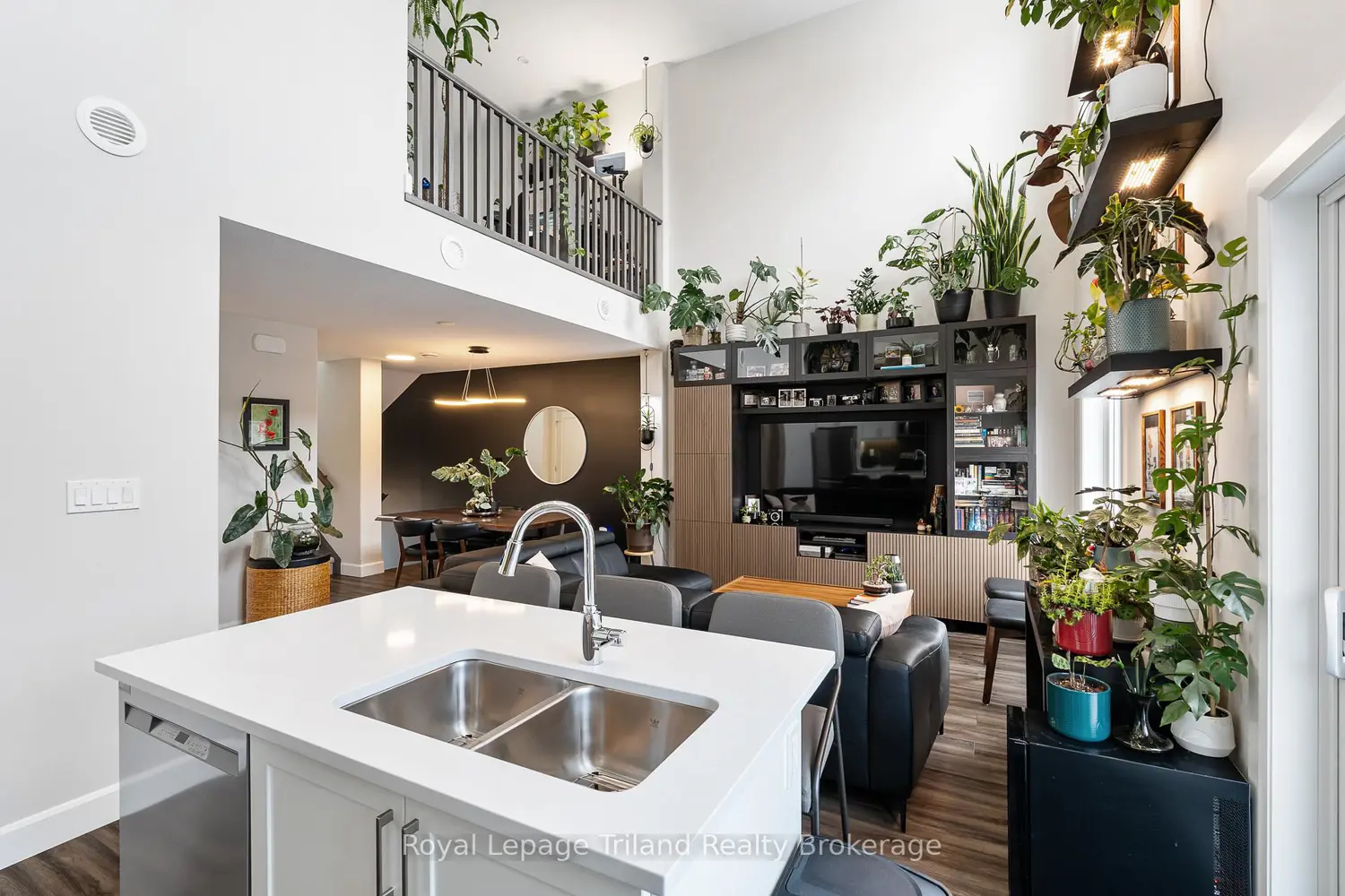 Primary image of 3202 Vivian Line 37 Line 14