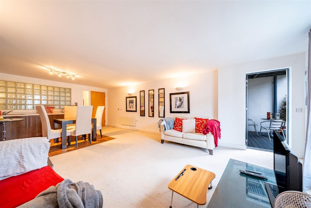 2 bed flat for saleThe Arena, Standard Hill, Nottingham NG1 photo 3