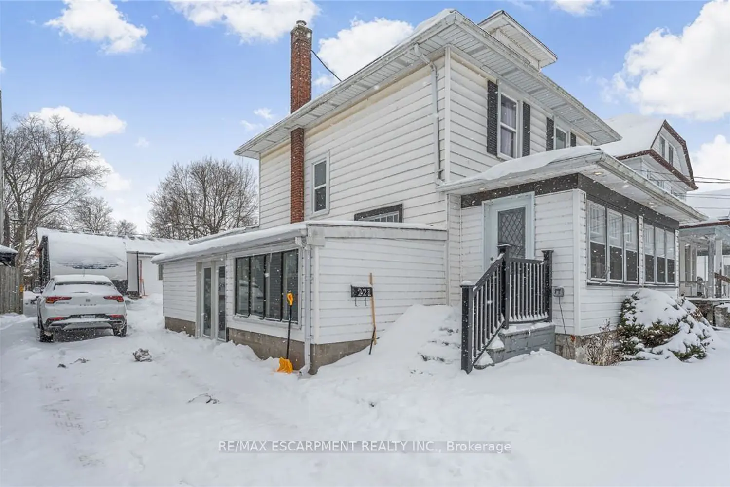 221 Bowen Road photo 2