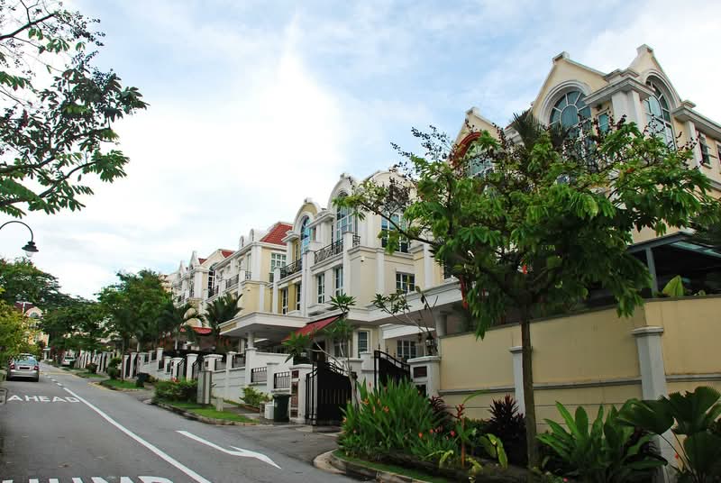 Additional image 29 of Burgundy Crescent