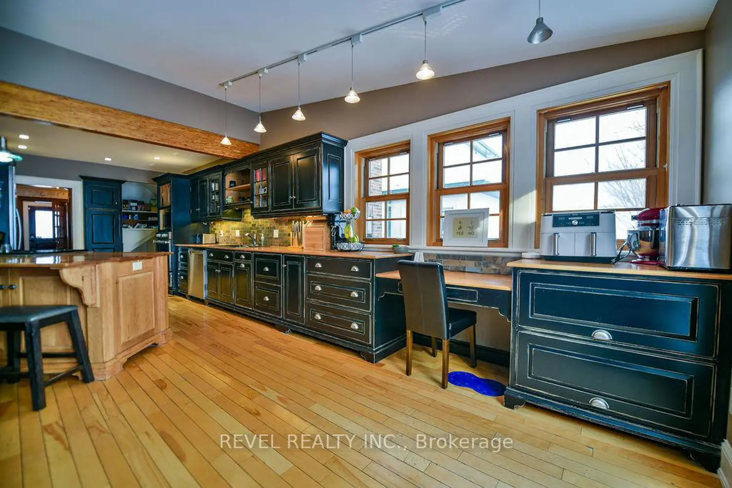 184 Hemlock Street photo 3