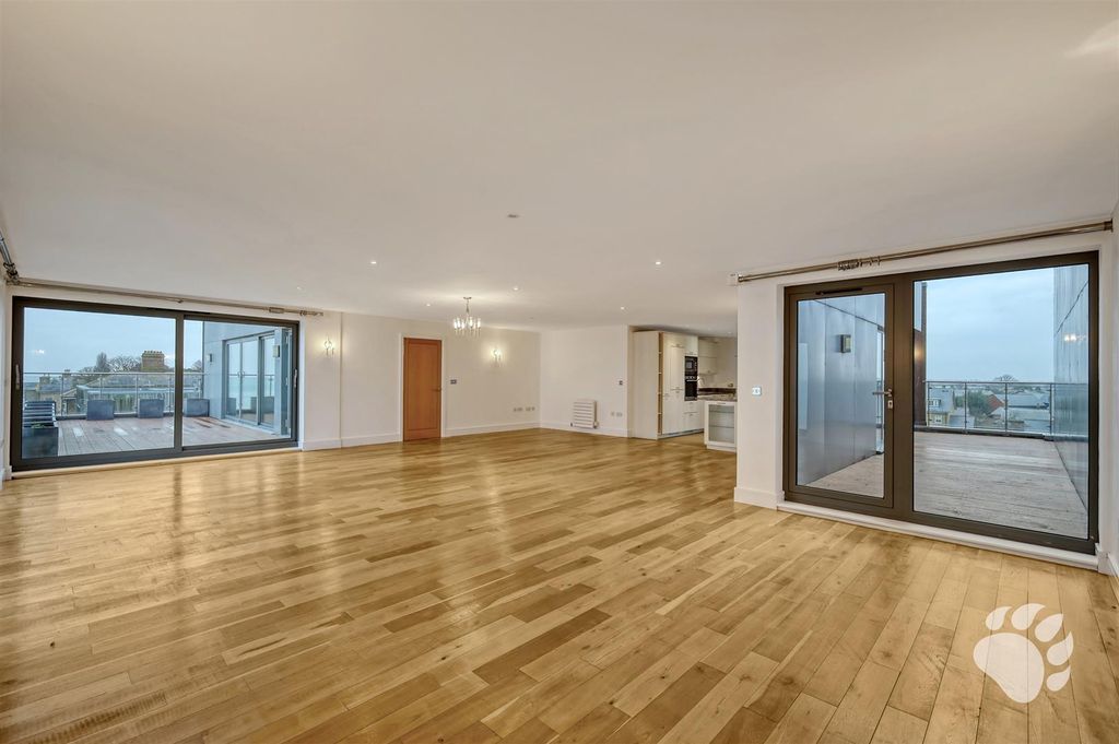 3 bed flat for saleParade Walk, Garrison Beachfront, Shoeburyness SS3 photo 4