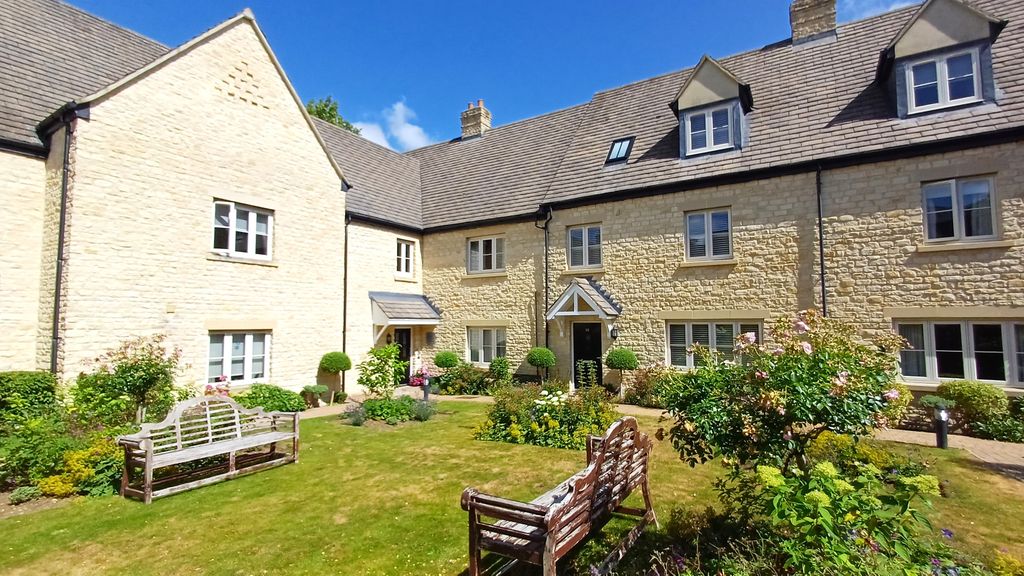 3 bed flat for salePenhurst Gardens, Chipping Norton OX7