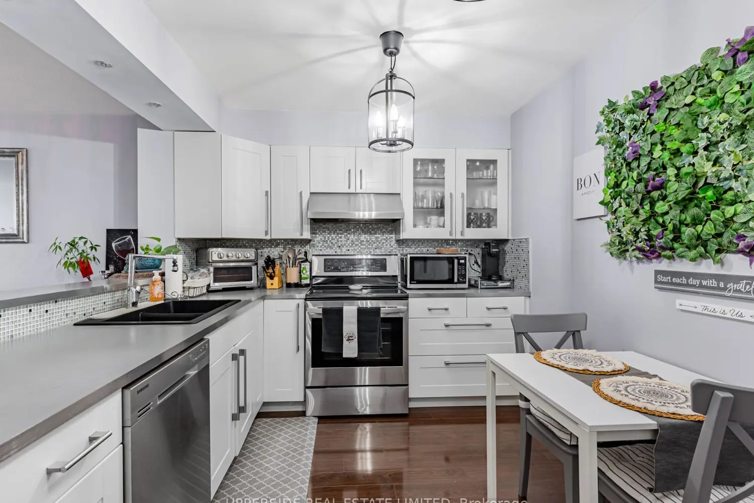 7420 Bathurst Street 512 photo 3