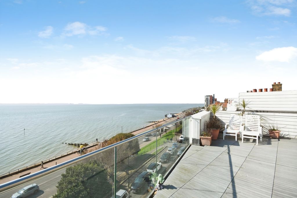 4 bed flat for saleThe Leas, Westcliff-On-Sea, Essex SS0