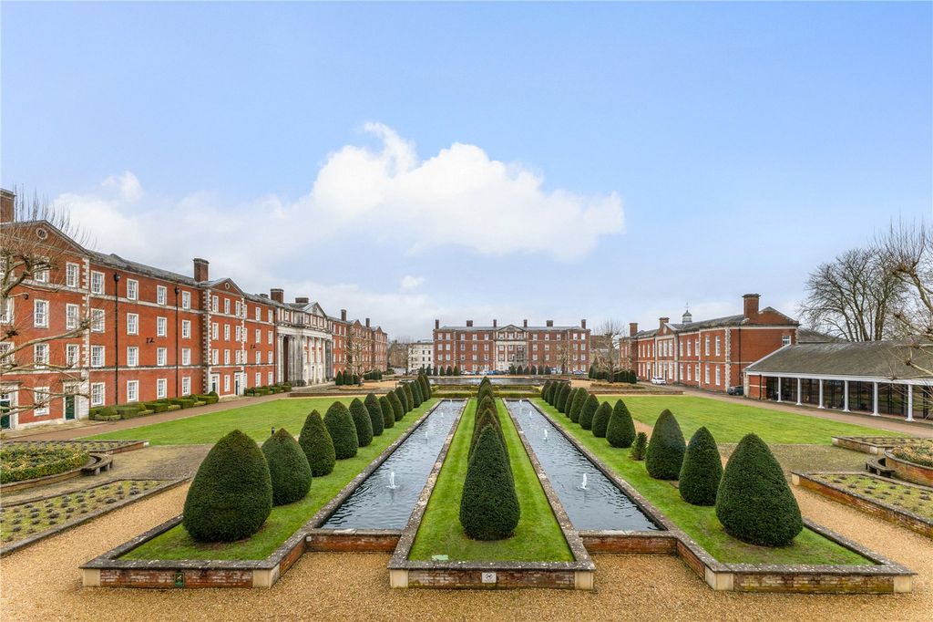 2 bed flat for salePeninsula Square, Winchester, Hampshire SO23