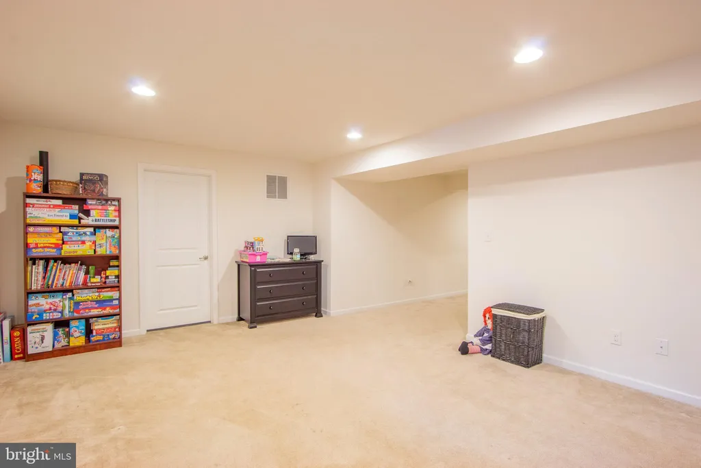 Additional image 33 of 614 N General Knyphausen Court, Newark, DE 19702