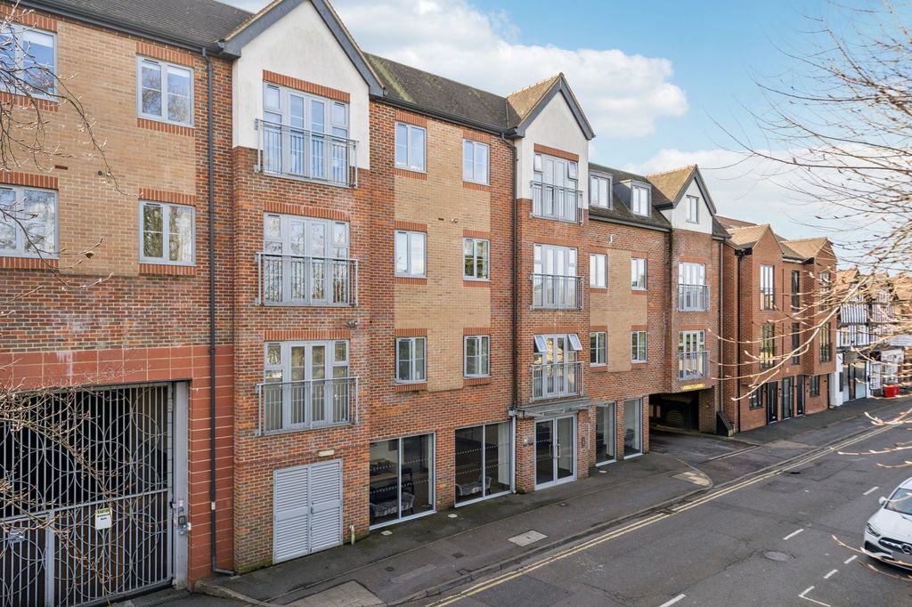 2 bed flat for saleOak End Way, Oakridge Place SL9