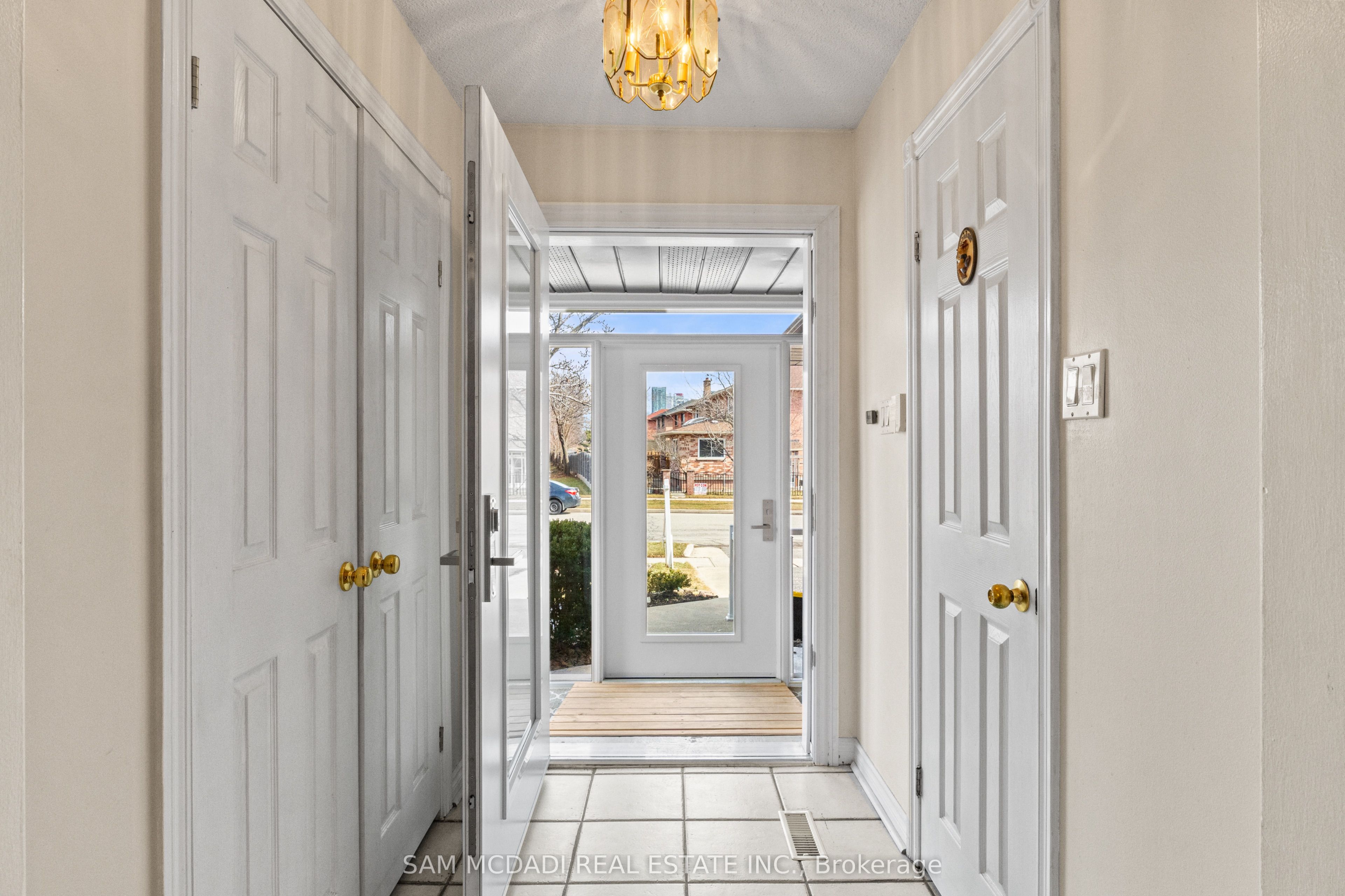 Additional image 2 of 1004 Queensbridge Drive, Mississauga, ON, L5C 3R1