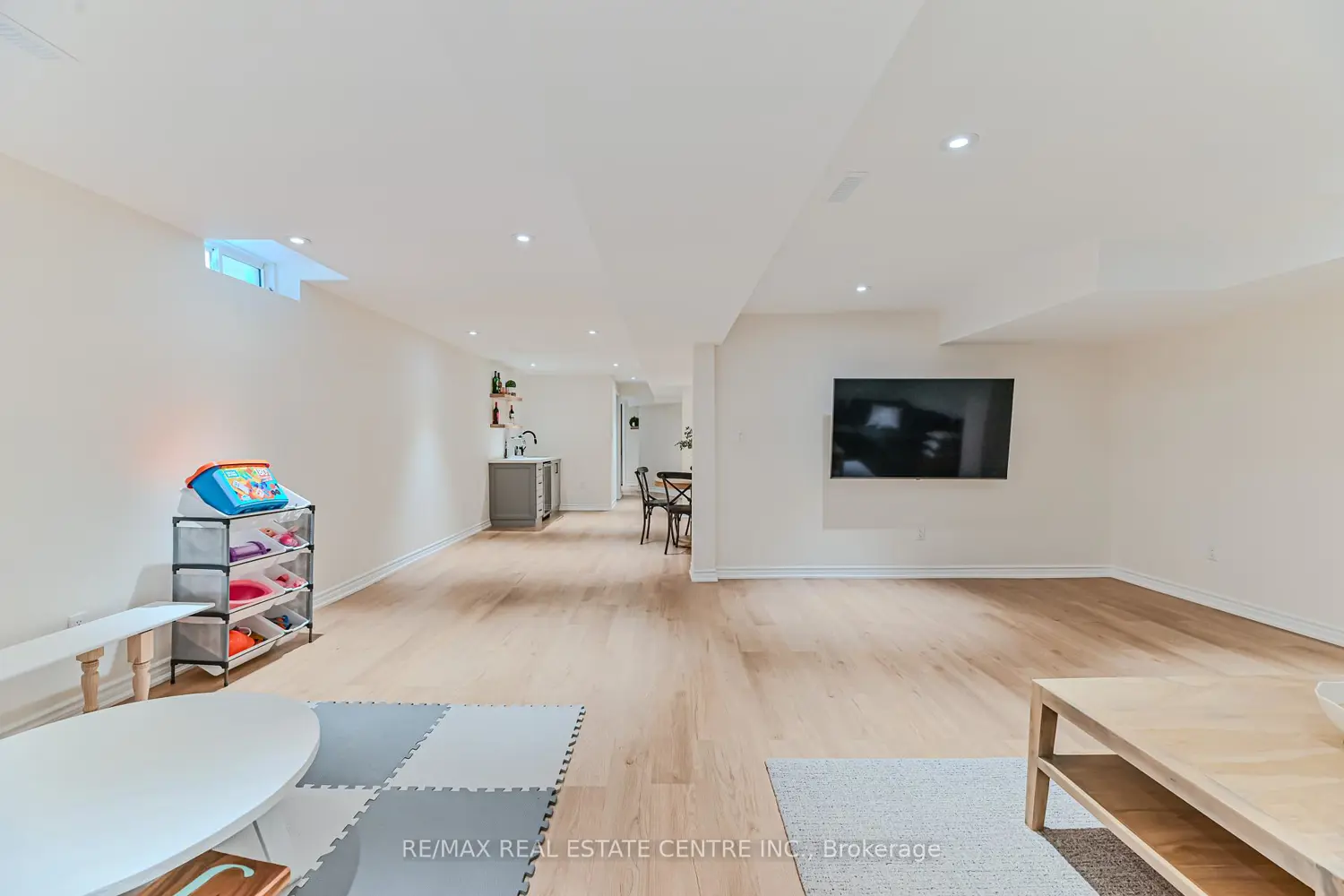 Additional image 16 of 2498 Longridge Crescent