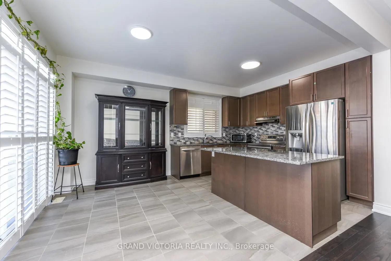 Additional image 6 of 4 Mussle White Road