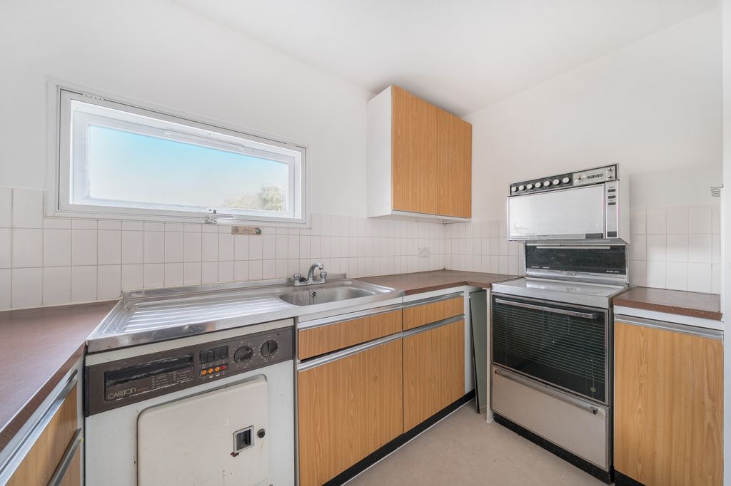 2 bed flat for saleChapter Mews, Windsor SL4 photo 4