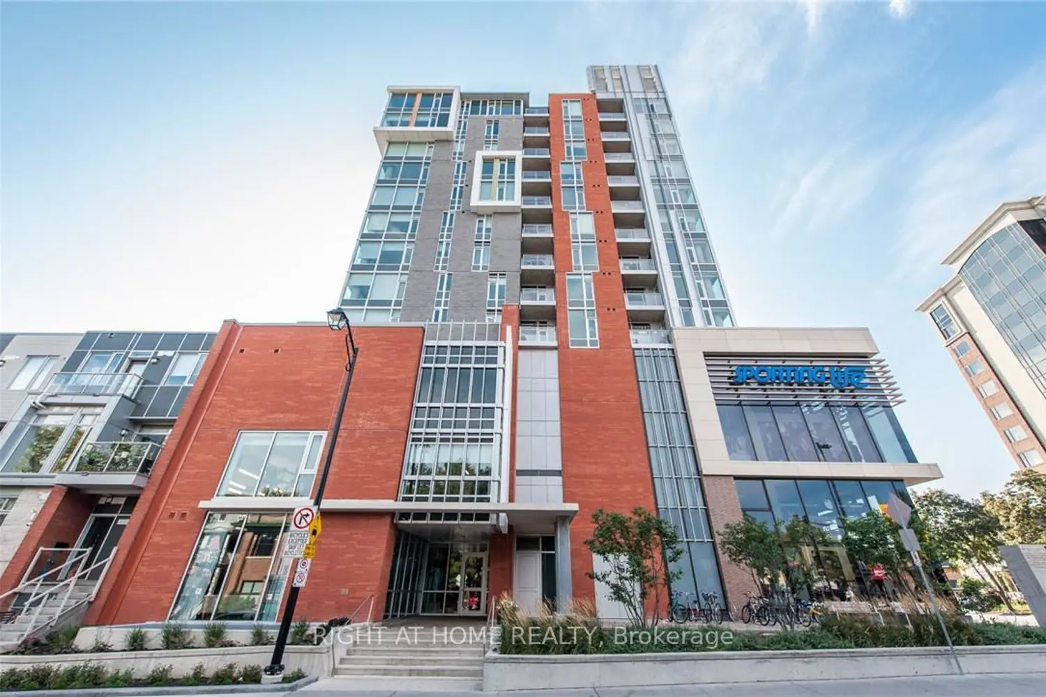 118 Holmwood Avenue 806