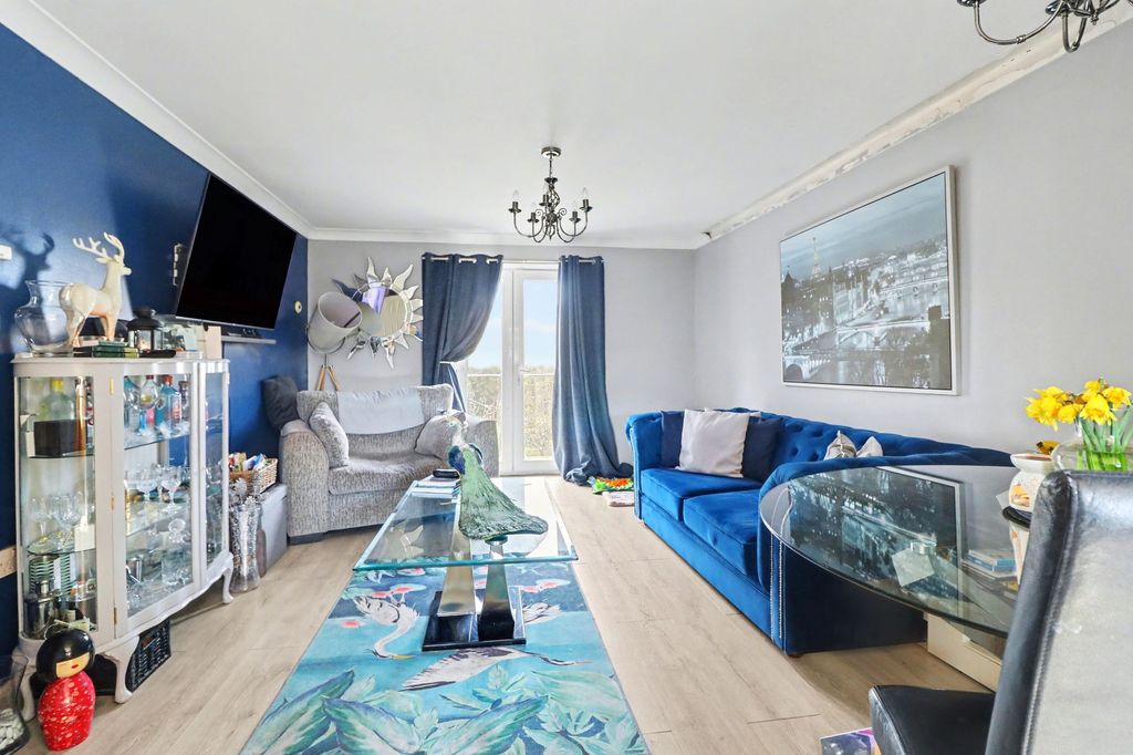 2 bed flat for saleWhite's Way, Hedge End SO30 photo 2
