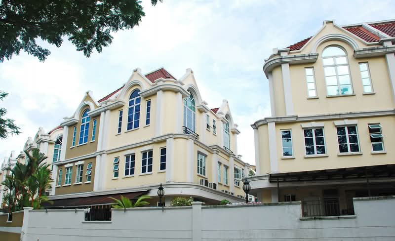 Additional image 23 of Burgundy Crescent