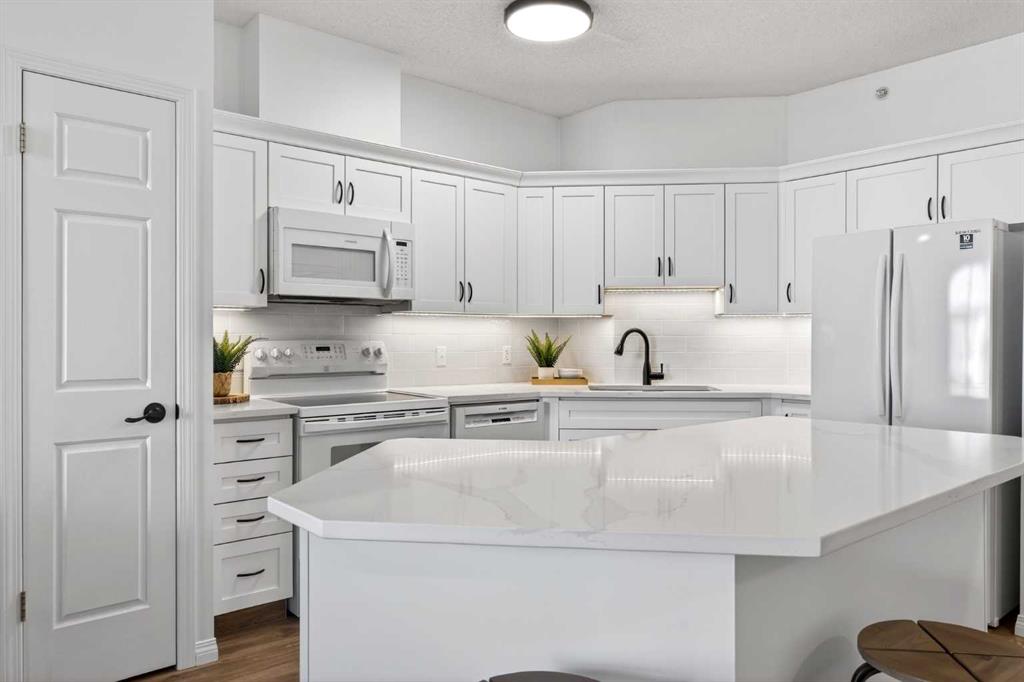 404-5201 Dalhousie Drive NW, Calgary, AB, T3A 5Y7