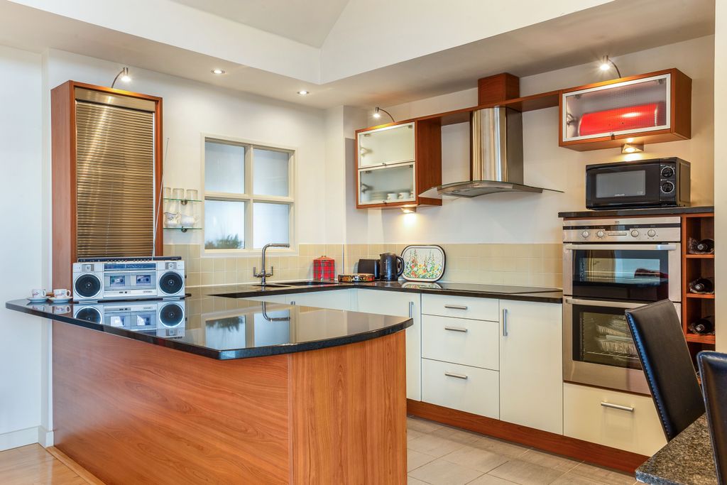Additional image 5 of 2 bed flat for saleKings Head Yard, Winchester SO23