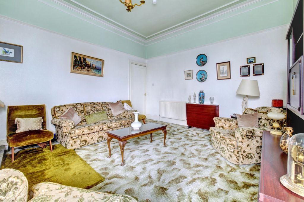 2 bed flat for saleRound Riding Road, Dumbarton G82 photo 5