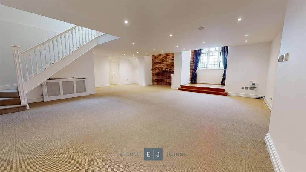 4 bed flat for saleHill Hall, Theydon Mount, Epping CM16 photo 3