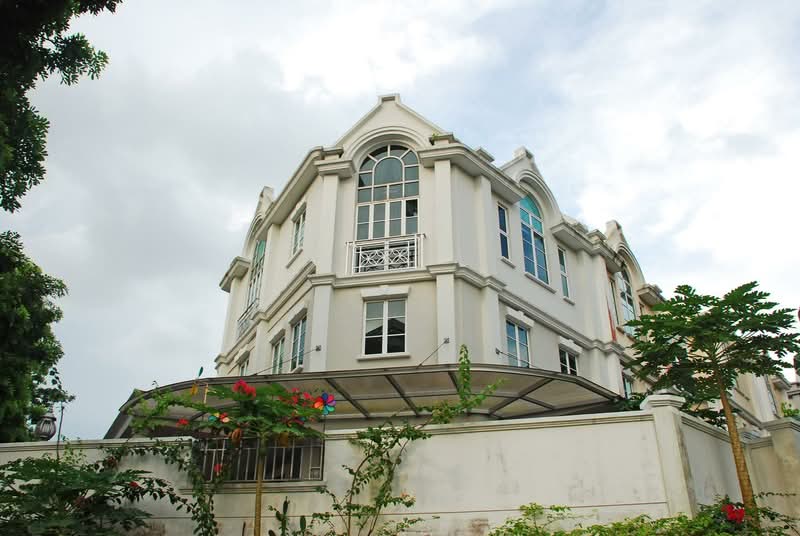 Additional image 28 of Burgundy Crescent