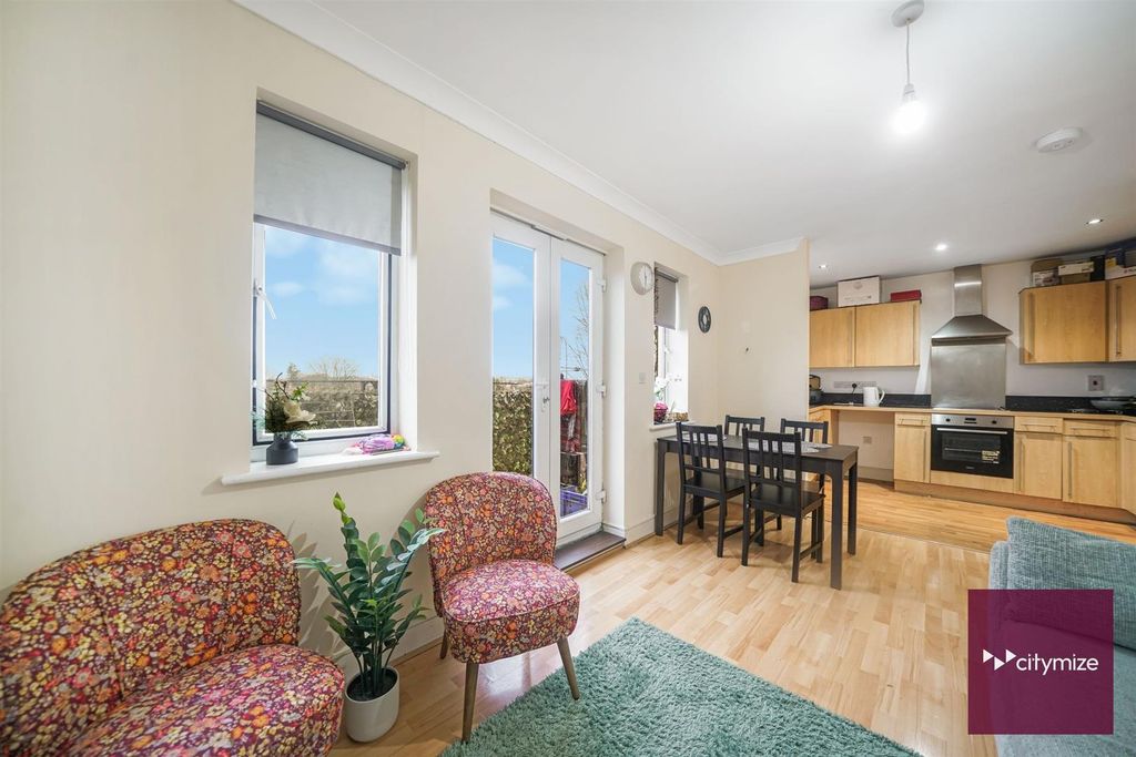 3 bed flat for saleLondon Road, Romford RM7