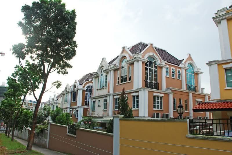 Additional image 27 of Burgundy Crescent