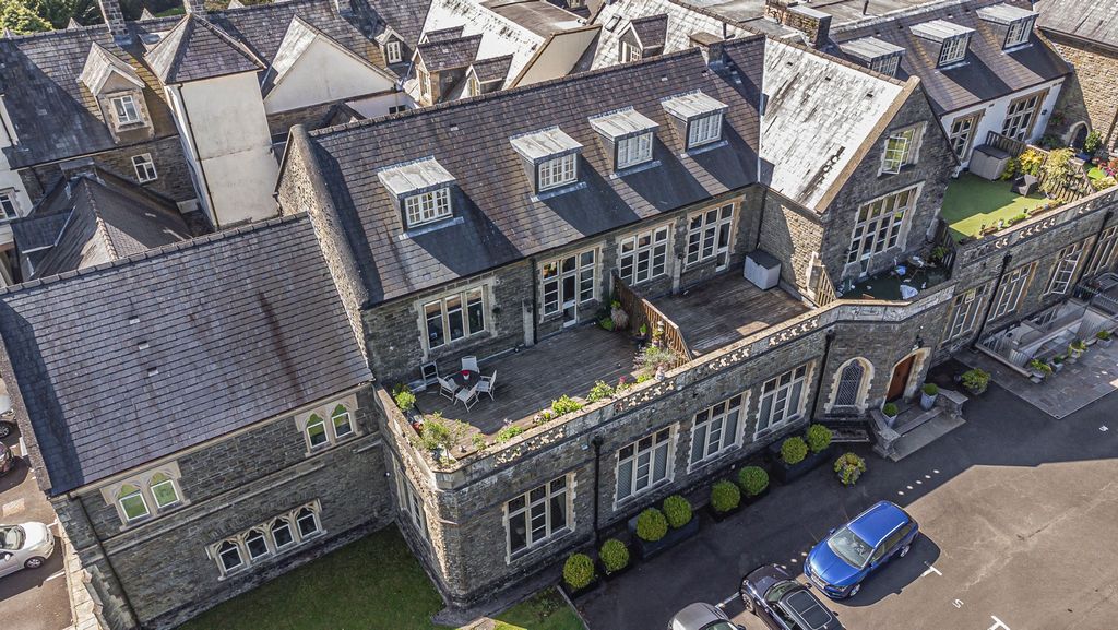 2 bed flat for saleThe Manor, Talygarn CF72 photo 2
