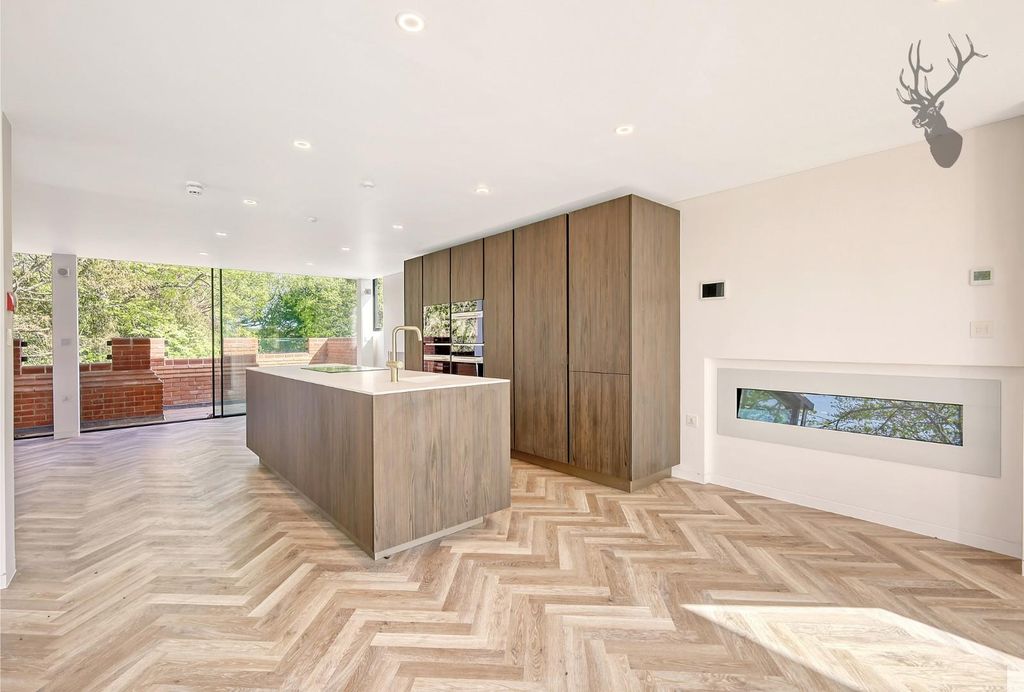 3 bed flat for saleWoodredon House, Epping EN9 photo 5