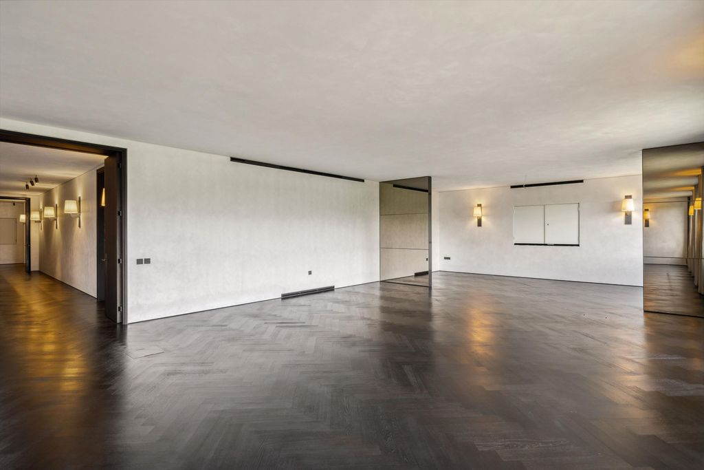 4 bed flat for salePrinces Gate, Knightsbridge, London SW7 photo 2