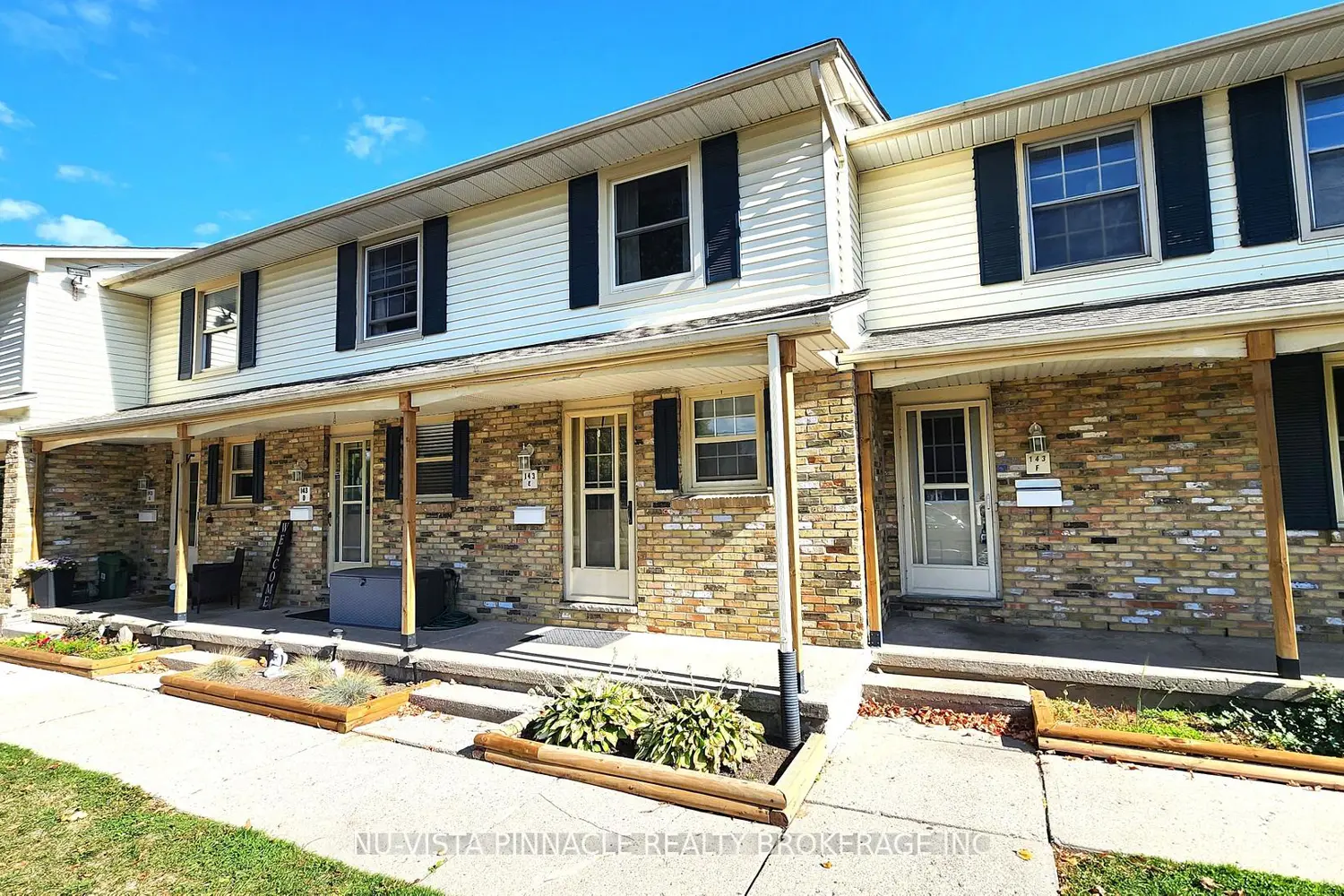 143 Wellesley Crescent E