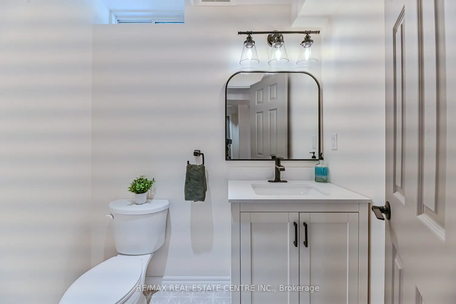 Additional image 18 of 2498 Longridge Crescent