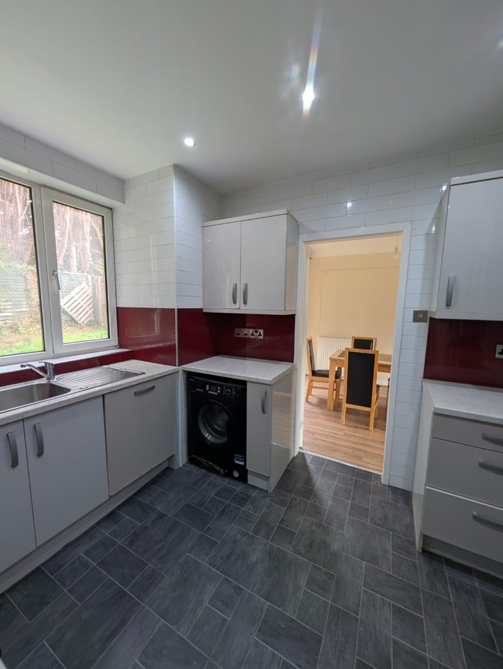 3 Bed Semi-Detached House, Ridgeway Close, LS8, N1 7GU