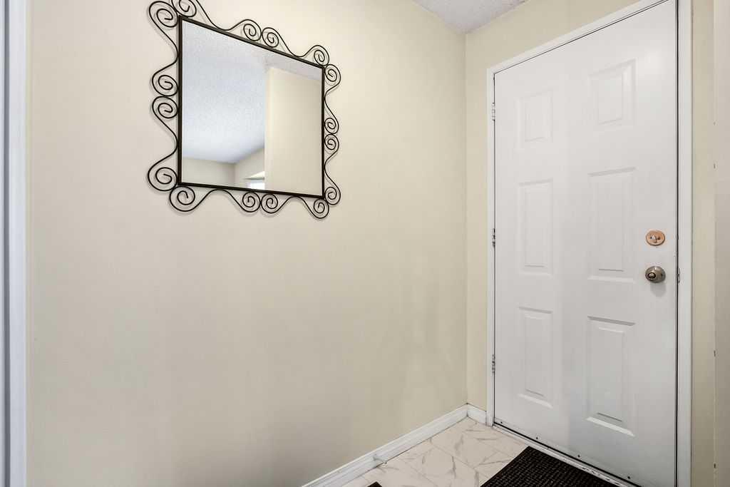 Additional image 2 of 111 Deerfield Drive SE, Calgary, AB, T2J 6T9