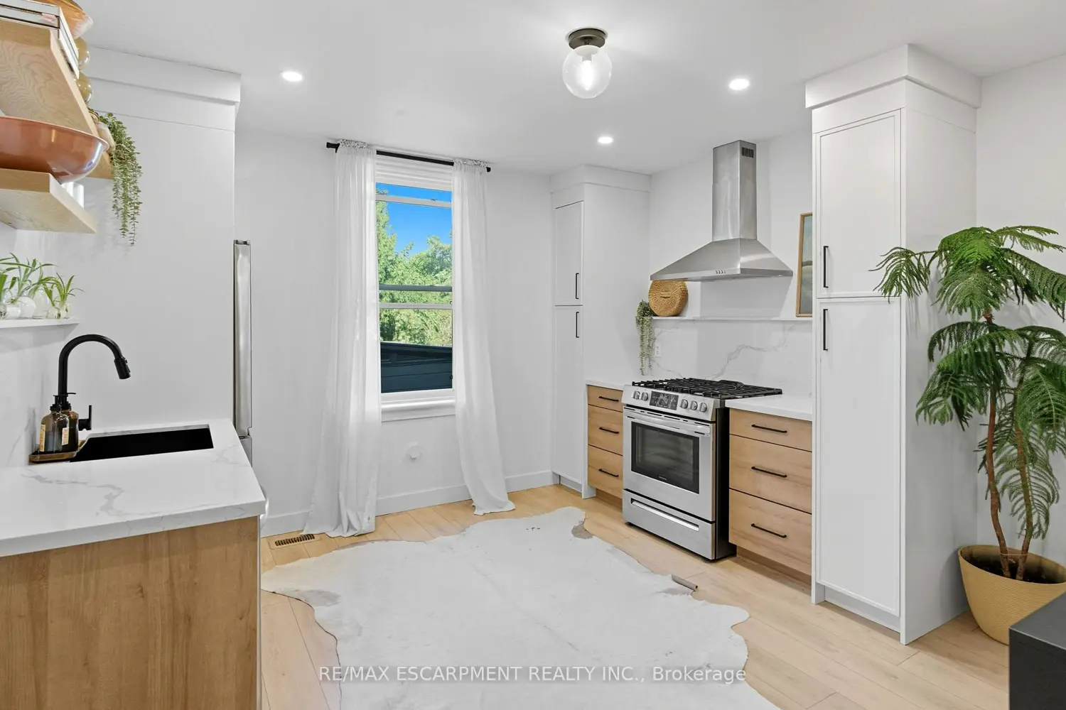 249 Bay Street photo 5