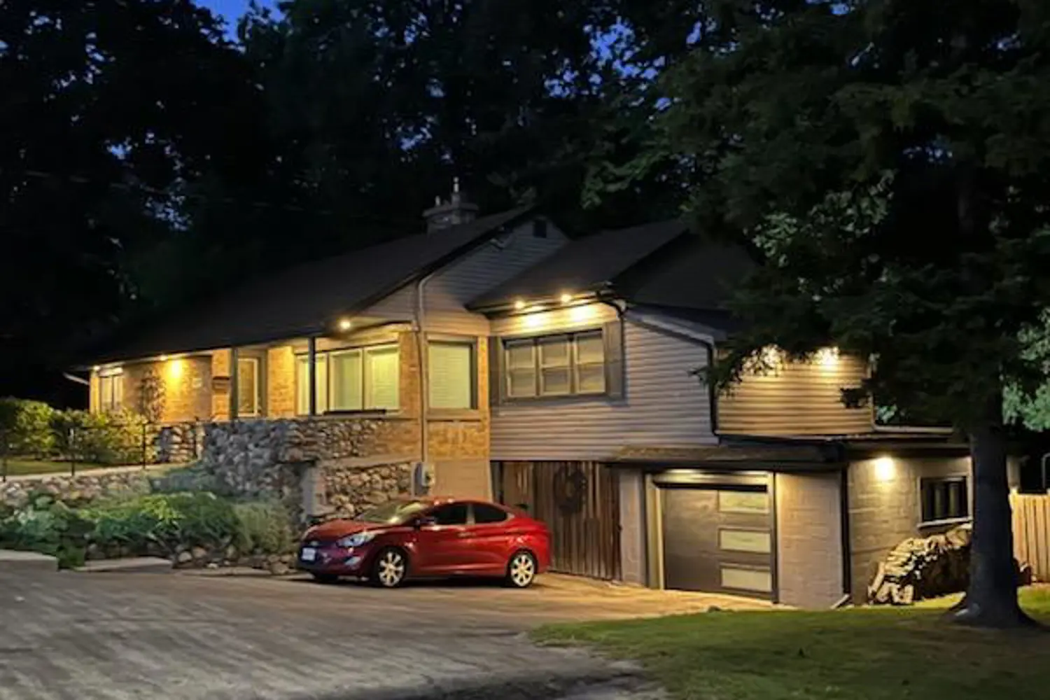 577 Wonderland Road photo 2