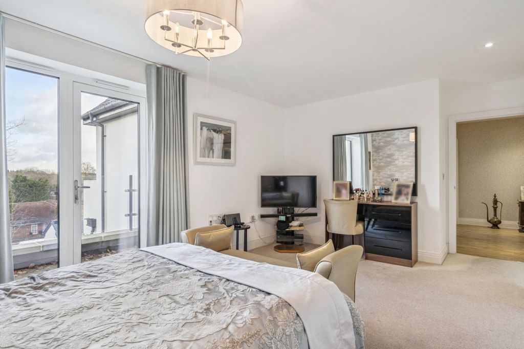 Additional image 9 of 3 bed flat for saleSouth Park Crescent, Gerrards Cross, Buckinghamshire SL9