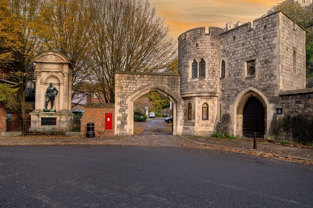 2 bed flat for saleChapter Mews, Windsor SL4 photo 2